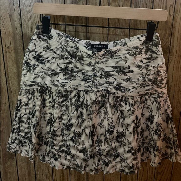 NWT Express Pleated Floral Mini Skirt - Picture 8 of 9